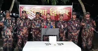 দৌলতপুর সীমান্ত থেকে বিদেশি পিস্তল ও গুলি উদ্ধার